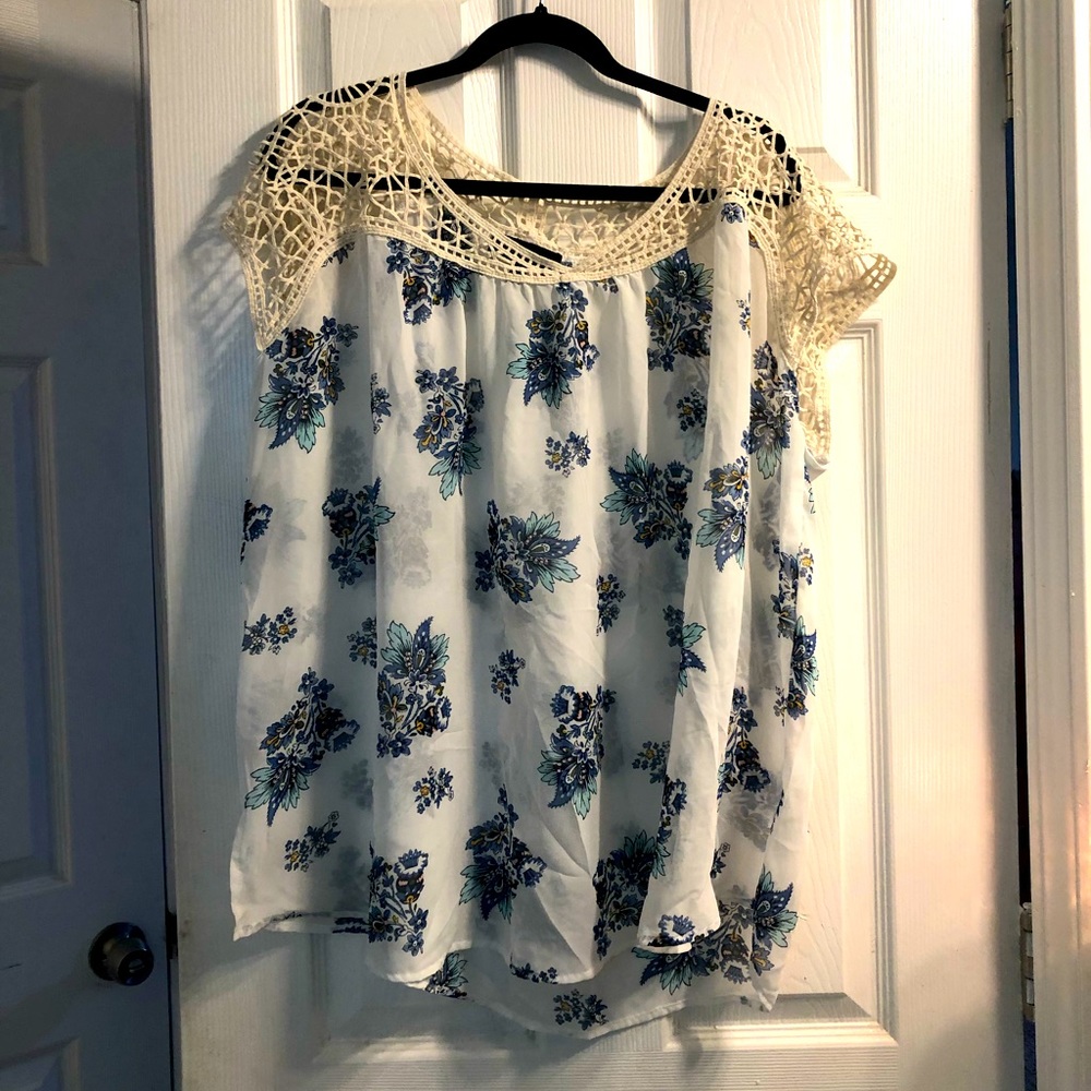 EUC top with crochet detail at neckline size 16